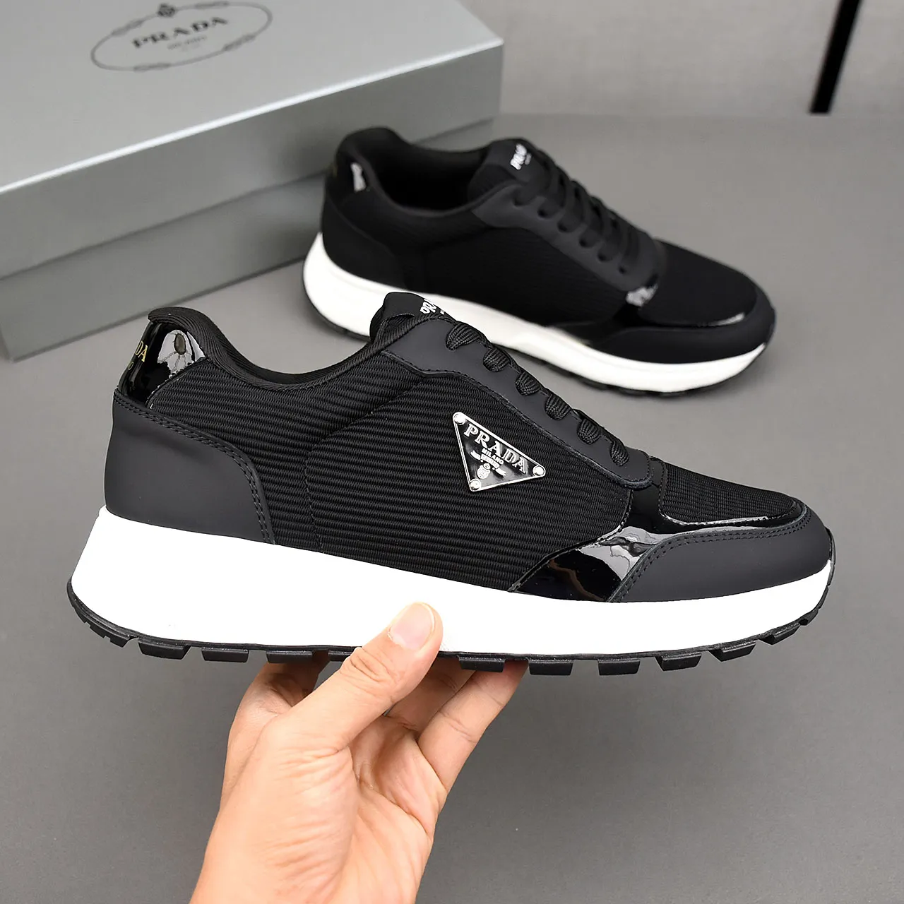 PP460👟👟👟Prada/Prada Prax men's series casual sports shoes Prax sports shoes combine style and comfort, with a unique sports design defined by exquisite materials and details. Fashionable, casual and versatile, it is decorated with an enameled triangle logo on the outside, a Prada Milano printed logo on the tongue, and a 2.5cm lightweight two-tone rubber sole for a comfortable wearing experience! Size: 38-39-40-41-42-43-44 standard leather shoe size